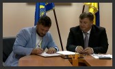 А. Брезвін та С. Варламов підписують договір (Фото: Xsport)