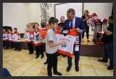 Віталій Малецький передає хокейну форму (Фото: Кременчуцька міськрада)